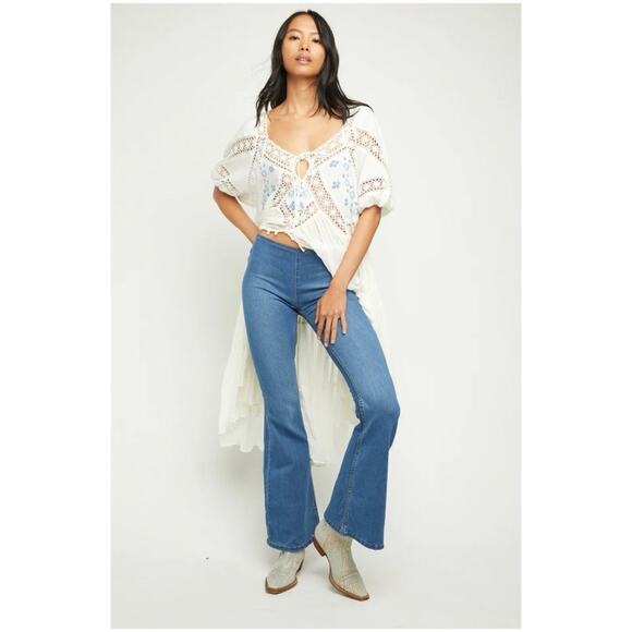 Free People Women’s Sz 26 Penny Pull On Flare Jeans Medium Wash Denim - Picture 1 of 15